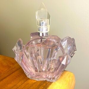 Ariana Grande • R.E.M